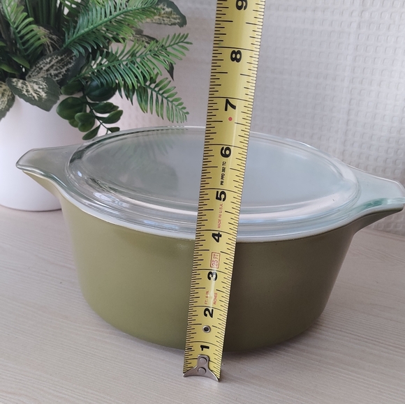 Vintage Olive Green Pyrex 2 1/2 Quart Casserole Dish with Lid - Picture 7 of 9